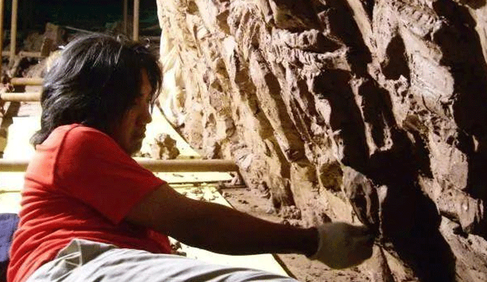 2007年夏日的一個(gè)深夜,吳為山在創(chuàng)作《侵華日軍南京大屠殺遇難同胞紀(jì)念館雕塑》.gif 2007年夏日的一個(gè)深夜,吳為山在創(chuàng)作《侵華日軍南京大屠殺遇難同胞紀(jì)念館雕塑》.gif